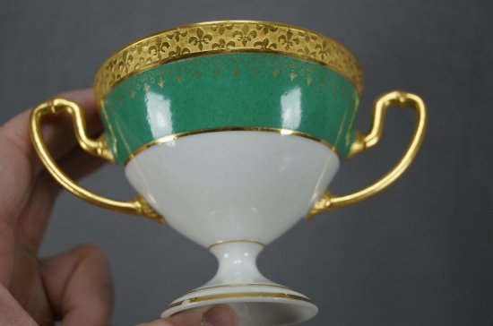 【リモージュ・ゲラン】百合の花がちりばめられた、緑のペデスタルブイヨンカップ