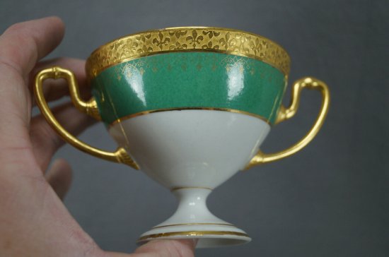 【リモージュ・ゲラン】百合の花がちりばめられた、緑のペデスタルブイヨンカップ