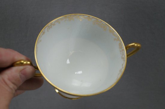 【リモージュ・ゲラン】百合の花がちりばめられた、緑のペデスタルブイヨンカップ