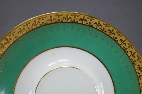 【リモージュ・ゲラン】百合の花がちりばめられた、緑のペデスタルブイヨンカップ