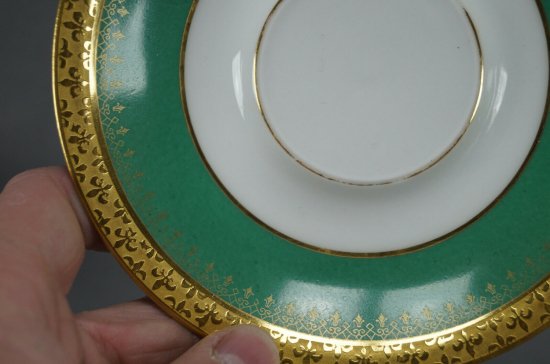 【リモージュ・ゲラン】百合の花がちりばめられた、緑のペデスタルブイヨンカップ