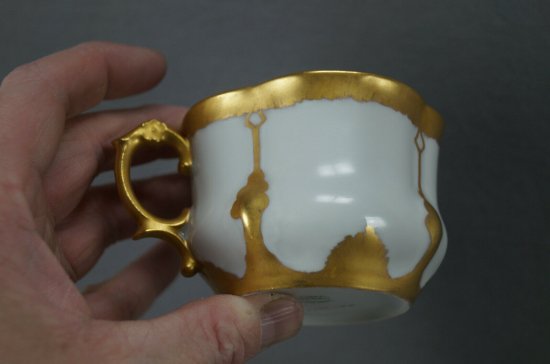 【リモージュ】金と白のカップ＆ソーサー、ジョー・ウィルソンの刻銘入り、1920年頃