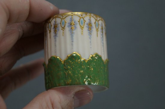 【リモージュ・クリンゲンベルグ】立体感のあるゴールドとグリーンのカップ＆ソーサー、エナメル製