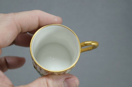【リモージュ・クリンゲンベルグ】立体感のあるゴールドとグリーンのカップ＆ソーサー、エナメル製