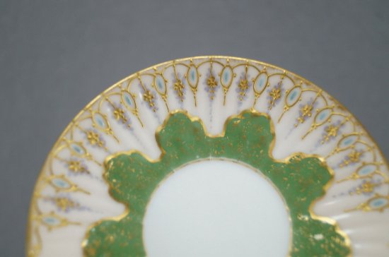 【リモージュ・クリンゲンベルグ】立体感のあるゴールドとグリーンのカップ＆ソーサー、エナメル製