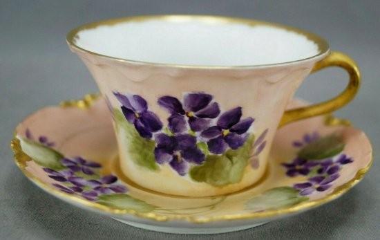 【アビランド・リモージュ】紫色のスミレが手描きで描かれた、ピンクとゴールドのティーカップ&ソーサー、1897年頃