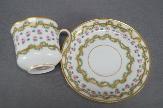 【PL・リモージュ】ピンクの薔薇と緑の葉が描かれた、ゴールドのデミタスカップ＆ソーサー、1905 -1939年頃