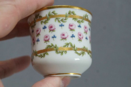 【PL・リモージュ】ピンクの薔薇と緑の葉が描かれた、ゴールドのデミタスカップ＆ソーサー、1905 -1939年頃