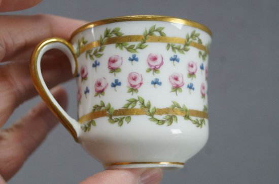 【PL・リモージュ】ピンクの薔薇と緑の葉が描かれた、ゴールドのデミタスカップ＆ソーサー、1905 -1939年頃