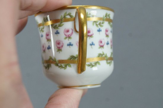 【PL・リモージュ】ピンクの薔薇と緑の葉が描かれた、ゴールドのデミタスカップ＆ソーサー、1905 -1939年頃