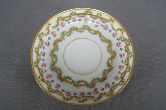 【PL・リモージュ】ピンクの薔薇と緑の葉が描かれた、ゴールドのデミタスカップ＆ソーサー、1905 -1939年頃