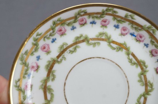 【PL・リモージュ】ピンクの薔薇と緑の葉が描かれた、ゴールドのデミタスカップ＆ソーサー、1905 -1939年頃