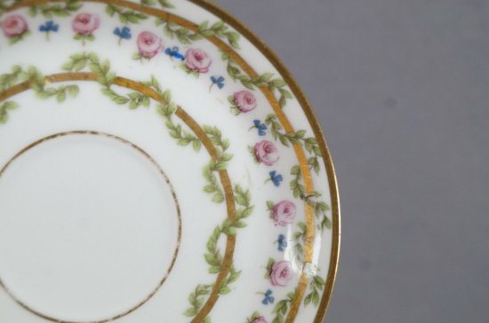 【PL・リモージュ】ピンクの薔薇と緑の葉が描かれた、ゴールドのデミタスカップ＆ソーサー、1905 -1939年頃