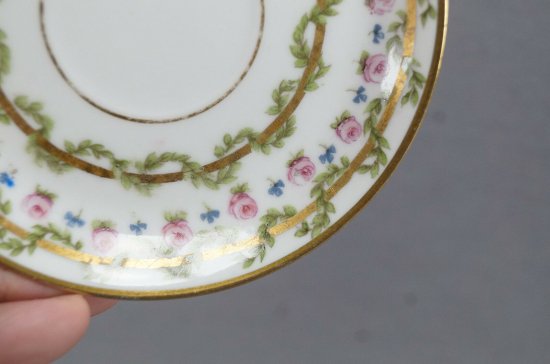 【PL・リモージュ】ピンクの薔薇と緑の葉が描かれた、ゴールドのデミタスカップ＆ソーサー、1905 -1939年頃