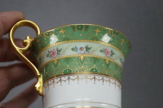 【アーレンフェルト・リモージュ】緑を基調した、花模様のチョコレートカップ&ソーサー、金彩