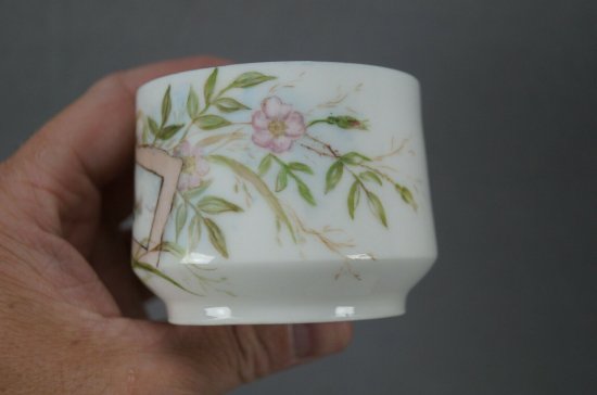 【GDM・リモージュ】ピンクの薔薇が手描きで描かれた、バタフライハンドル付きカップ＆ソーサー