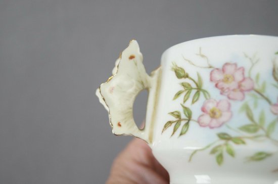 【GDM・リモージュ】ピンクの薔薇が手描きで描かれた、バタフライハンドル付きカップ＆ソーサー
