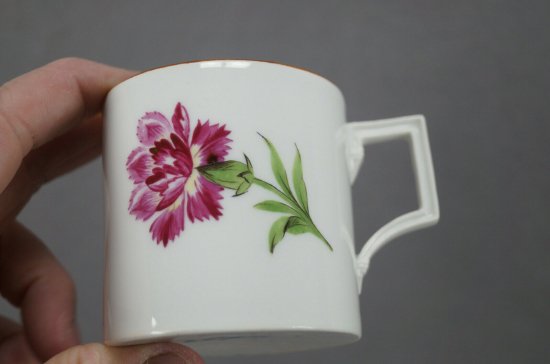 【マイセン磁器・マルコリーニ期】ピンクのカーネーションが手描きで描かれたコーヒーカップ、1774-1817年頃