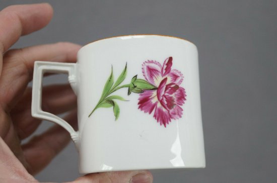 【マイセン磁器・マルコリーニ期】ピンクのカーネーションが手描きで描かれたコーヒーカップ、1774-1817年頃