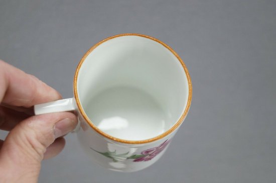 【マイセン磁器・マルコリーニ期】ピンクのカーネーションが手描きで描かれたコーヒーカップ、1774-1817年頃
