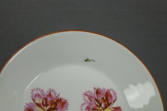 【マイセン磁器・マルコリーニ期】ピンクのカーネーションが手描きで描かれたコーヒーカップ、1774-1817年頃