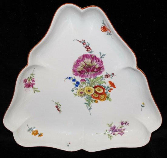 【マイセン磁器・マルコリーニ期】花が描かれた三角形型のボウル、1763-1814年頃