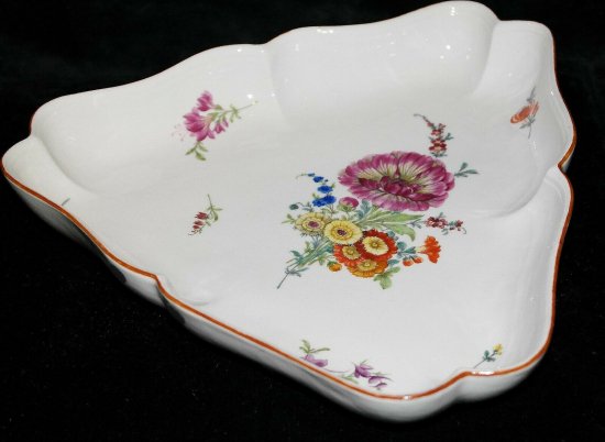 【マイセン磁器・マルコリーニ期】花が描かれた三角形型のボウル、1763-1814年頃