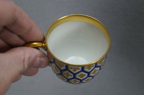 【ドレスデン】フランツィスカ・ヒルシュ、コバルトとピンクの薔薇、蜂の巣状のカップ＆ソーサー