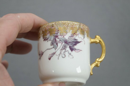 【ハヴィランド製・リモージュ】ピンクとブルーの花が描かれた金のデミタスカプ＆ソーサー、1888-1889年頃