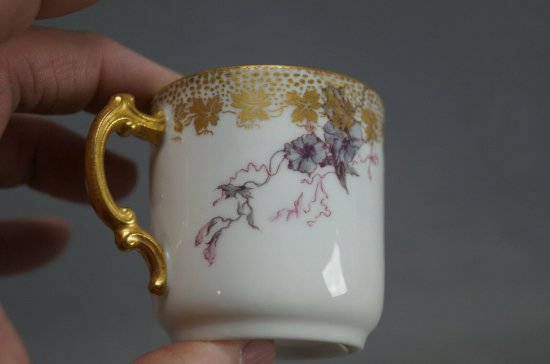 【ハヴィランド製・リモージュ】ピンクとブルーの花が描かれた金のデミタスカプ＆ソーサー、1888-1889年頃