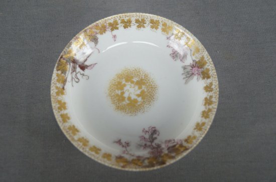 【ハヴィランド製・リモージュ】ピンクとブルーの花が描かれた金のデミタスカプ＆ソーサー、1888-1889年頃