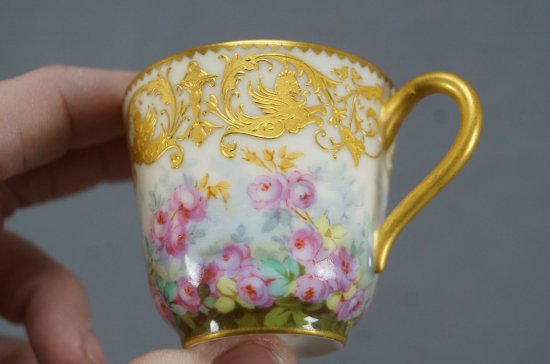 【ル・ロージー】ピンクの薔薇とゴールドのグリフィンが描かれたデミタスカップ＆ソーサー