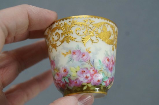 【ル・ロージー】ピンクの薔薇とゴールドのグリフィンが描かれたデミタスカップ＆ソーサー