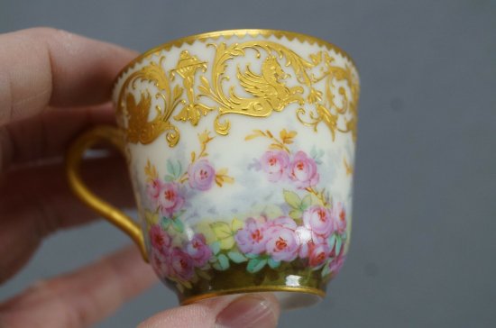 【ル・ロージー】ピンクの薔薇とゴールドのグリフィンが描かれたデミタスカップ＆ソーサー