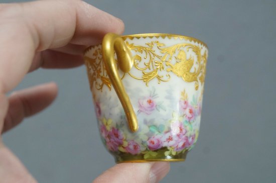 【ル・ロージー】ピンクの薔薇とゴールドのグリフィンが描かれたデミタスカップ＆ソーサー
