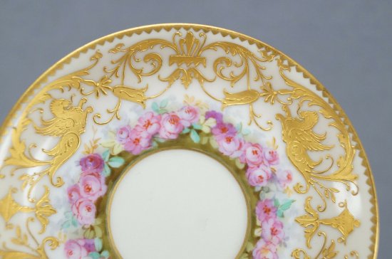 【ル・ロージー】ピンクの薔薇とゴールドのグリフィンが描かれたデミタスカップ＆ソーサー