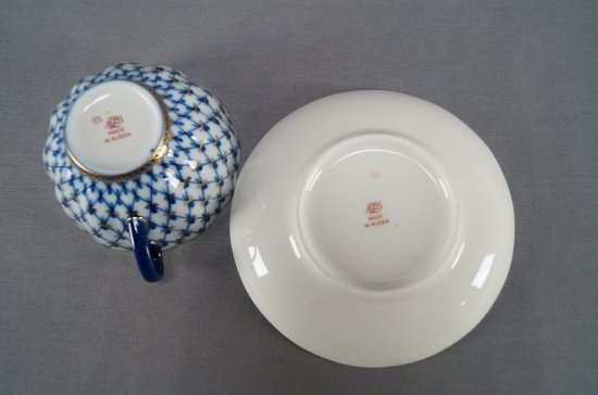 【ロシア製・ロモノーソフ】コバルトブルーとゴールドの網目状コーヒーカップ＆ソーサー