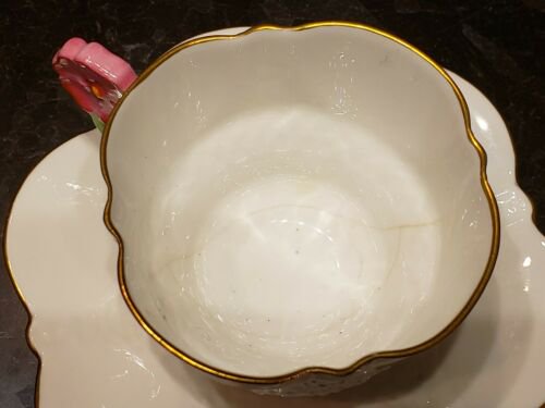 エインズレイ　1930年代　花の持ち手　ホワイト　ピンク　ティーカップ  ソーサー　セット　ゴールド縁取り