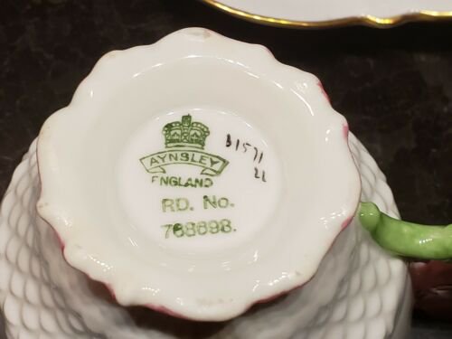 エインズレイ　1930年代　花の持ち手　ホワイト　ピンク　ティーカップ  ソーサー　セット　ゴールド縁取り