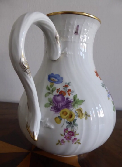 マイセン　花々とレリーフの昆虫が描かれたコーヒーポット　１級品