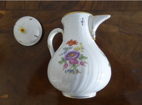 マイセン　花々とレリーフの昆虫が描かれたコーヒーポット　１級品