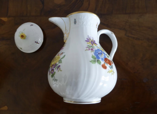 マイセン　花々とレリーフの昆虫が描かれたコーヒーポット　１級品