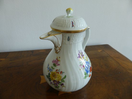 マイセン　花々とレリーフの昆虫が描かれたコーヒーポット　１級品