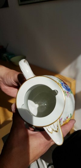 マイセン　花々とレリーフの昆虫が描かれたコーヒーポット　１級品