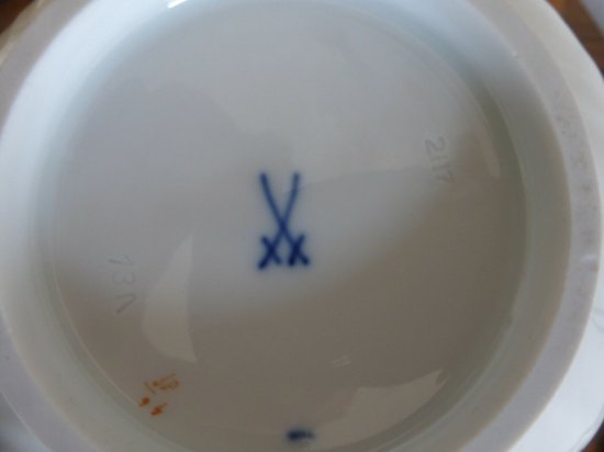 マイセン　花々とレリーフの昆虫が描かれたコーヒーポット　１級品