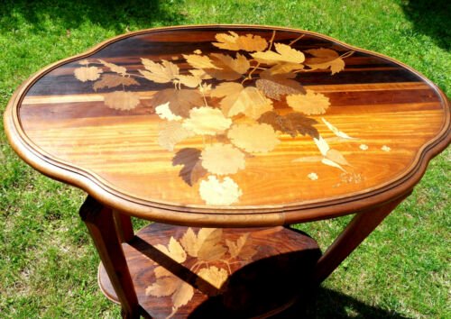 エミール・ガレのマルケトリ技法を使ったテーブル　蝶とアジサイ