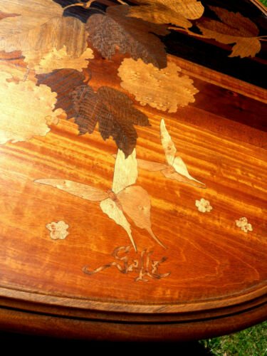 エミール・ガレのマルケトリ技法を使ったテーブル　蝶とアジサイ