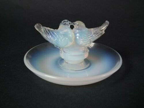 ルネ・ラリック　オパルセントグラス “2羽の鳩”アッシュトレイ