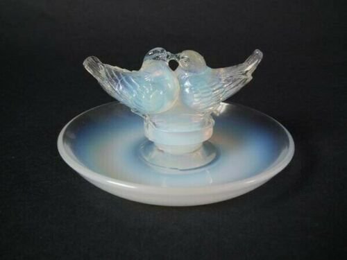 ルネ・ラリック　オパルセントグラス “2羽の鳩”アッシュトレイ