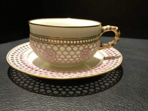 セーブル（sevres）透かし技術を使ったポンパドールピンクと金彩のカップ＆ソーサー